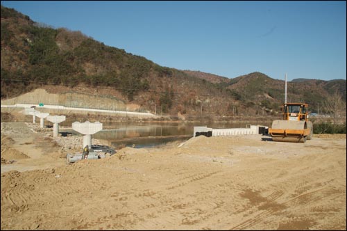 율곡 두사-기리간 교량공사 현장이다. 사진에서 볼 때 교각 건너 오른쪽에 기리마을이 있고 그 위에 전두환 전 대통령의 선영이 있다. 